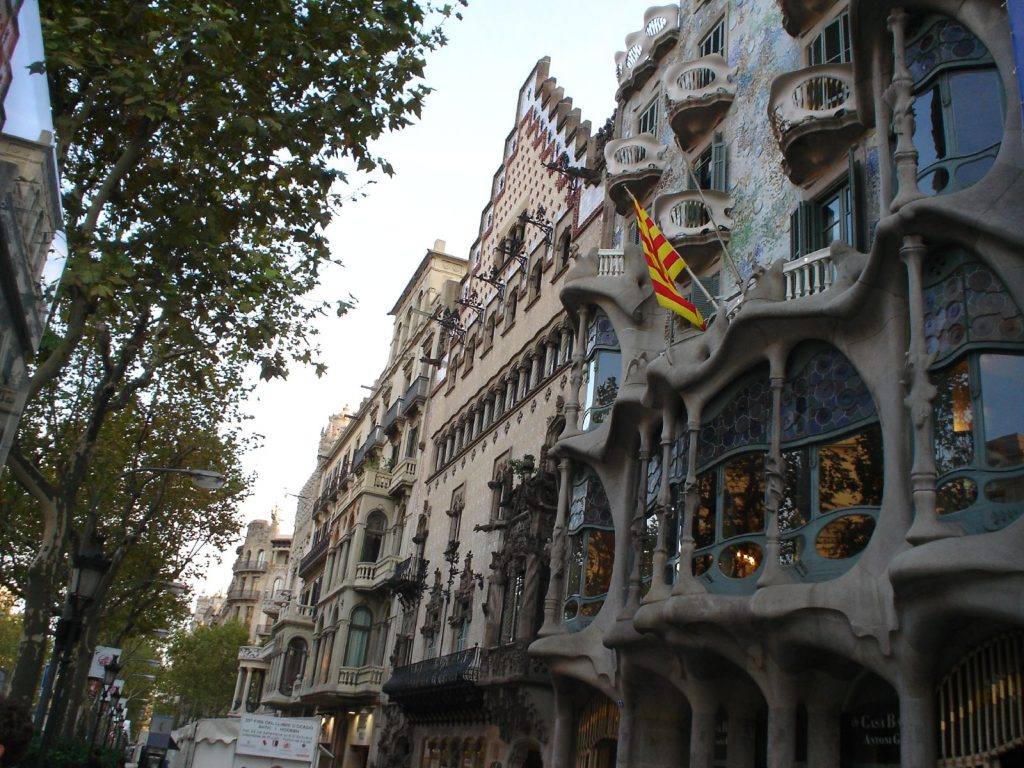 Barcelona's Eixample District Complete Tourist Guide